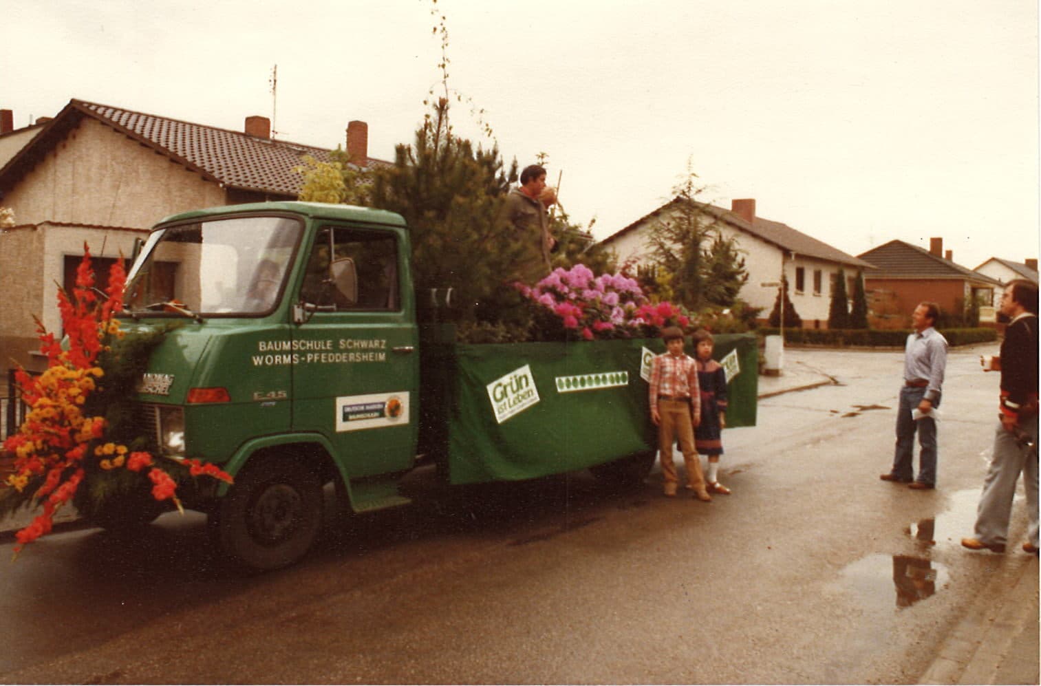 Aufnahme aus den 1980er Jahren: geschmückter Festwagen der Baumschule Schwarz