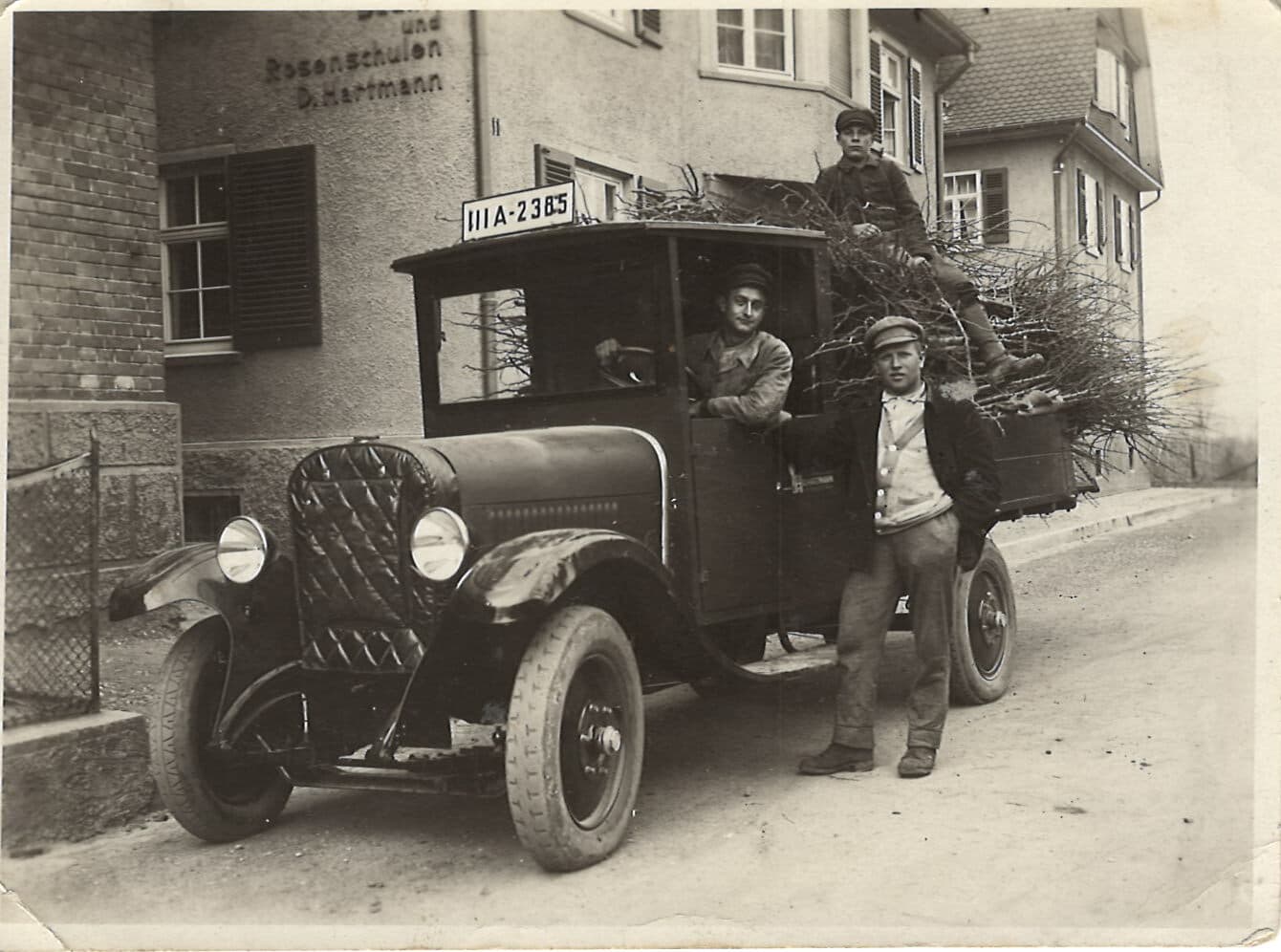 Historische Aufnahme um 1930: der Großvater mit dem ersten Lastwagen der Baumschule